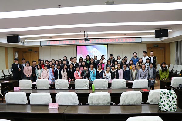 获奖同学与嘉宾合影.jpg
