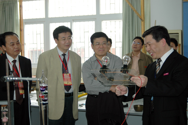 专家们实地考察兴华科学探究乐园。