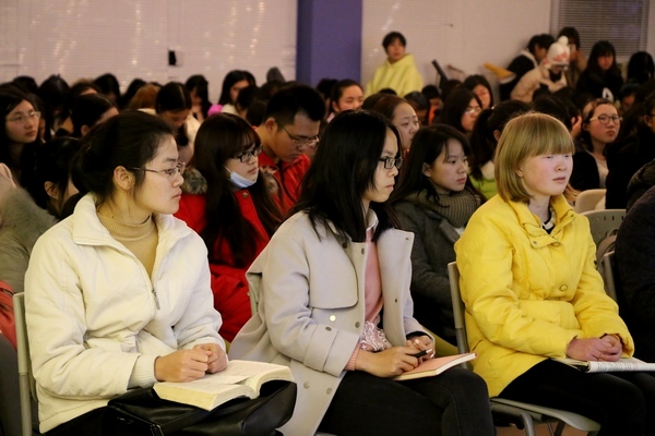 3同学们在认真倾听.jpg
