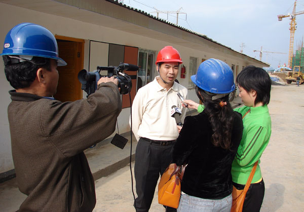梁宏校长接受媒体的联合采访。