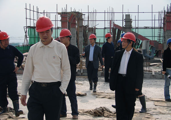 梁宏校长带领记者们实地考察了雁山校区建设工地施工现场。