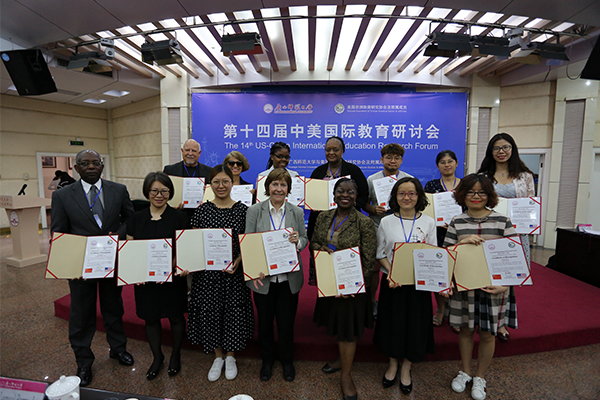 _0004_4 中美双方作主旨发言的专家学者.jpg