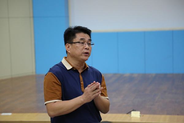 广西剧协常务副主席兼秘书长林超俊在授牌仪式上讲话