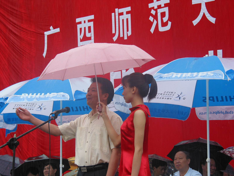 中文系的沈家庄博士、教授代表全校教师在毕业典礼上发言，对我校即将跨入社会的所有2003届毕业生表达了师长