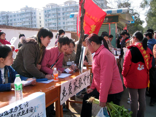 志愿者们在给群众做免费家教咨询。