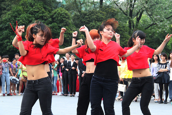 热情的开场街舞(莫恭亥摄)