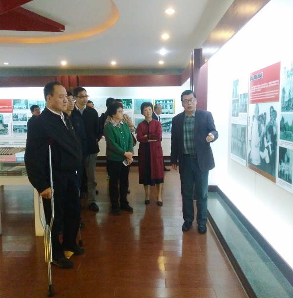 3、丁静总会计师陪同调研组参观越南学校纪念馆.jpg