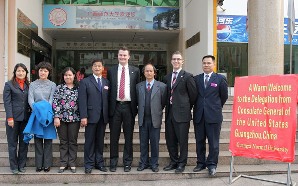 易忠副校长会见美国驻广州总领事馆来访人员。