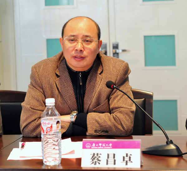 蔡昌卓副校长主持座谈会。