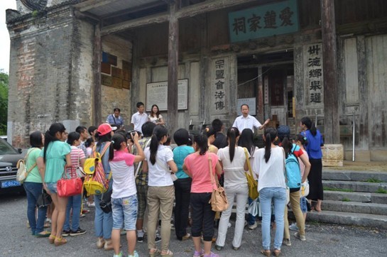 同学们兴致勃勃地听讲解员的讲解