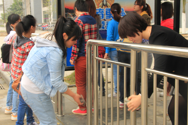 志愿者在清洁候车点