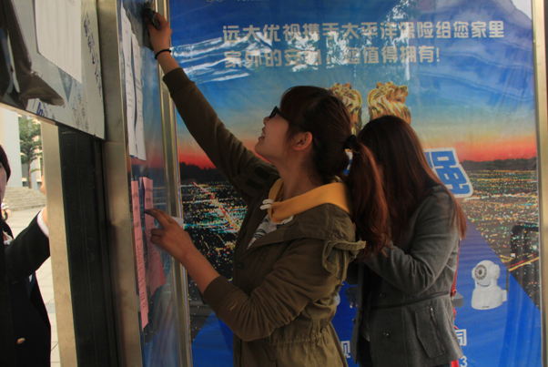 志愿者在清洁公共场合粘贴的垃圾广告