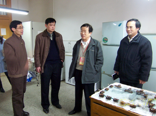 崔建国教授(右二)在考察生科院实验室。