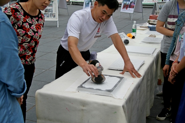 老师现场示范做拓片
