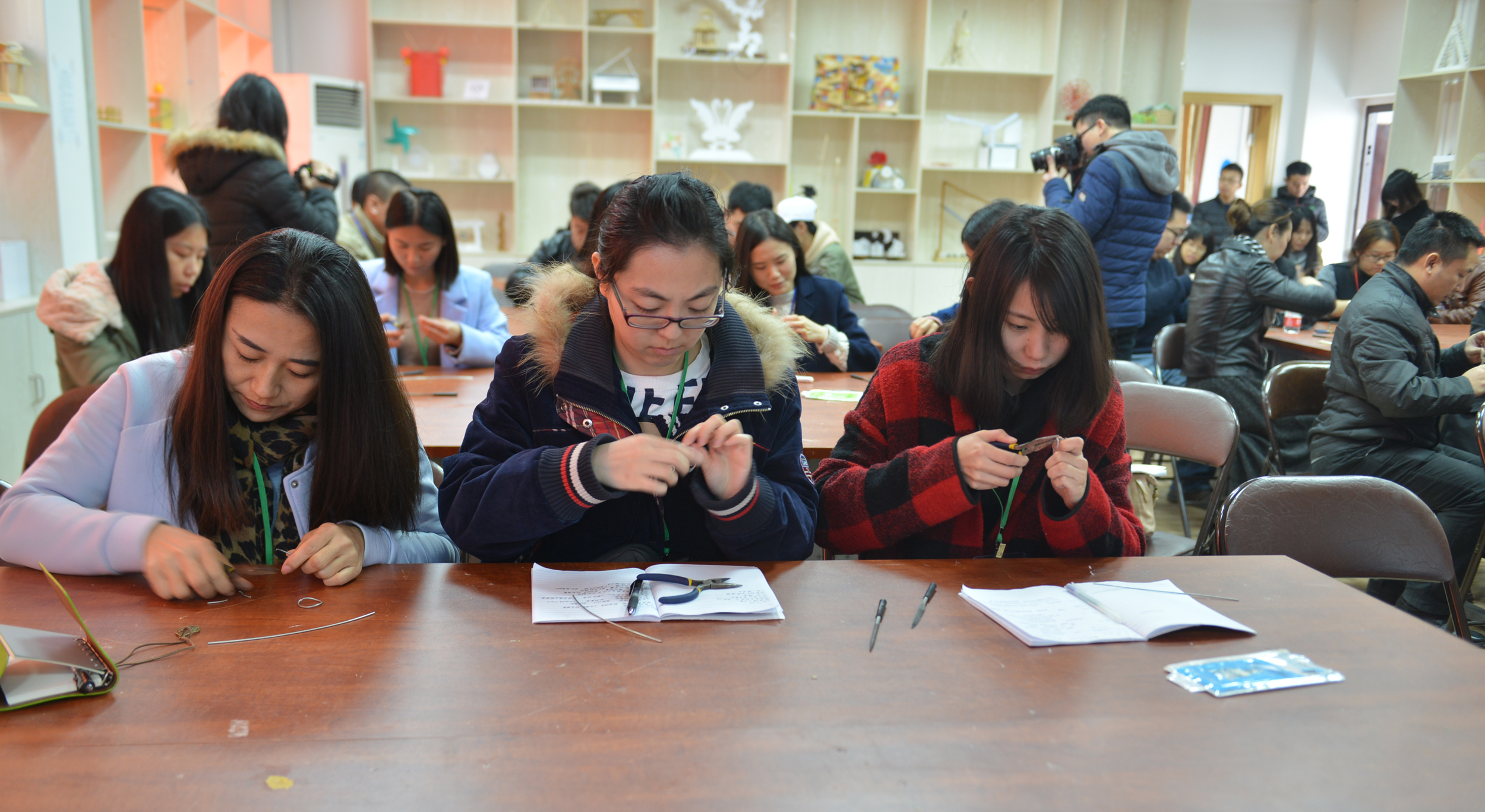 采访团记者们在用铁丝作陀螺,如何将一根铁丝变成会旋转的陀螺1.jpg 采访团记者们在用铁丝作陀螺,如何将一根铁丝变成会旋转的陀螺1.jpg