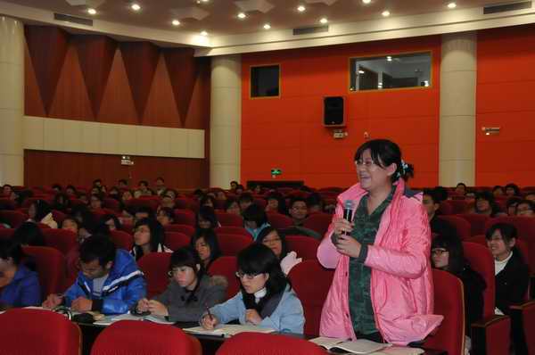 同学们现场向蒋述卓教授提问（赵晋凯 摄）