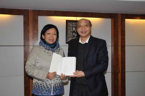 报告会前，校党委书记王枬和蒋述卓校友互赠礼物（赵晋凯 摄                    </div></div>
                                <!--新闻内容结束-->

                                <div class=