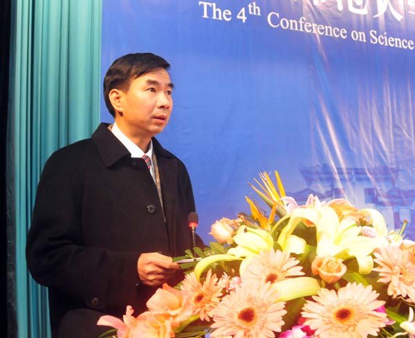 梁宏校长作报告