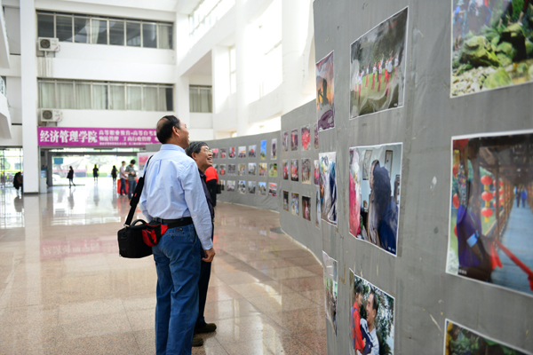 老教师们观看摄影展