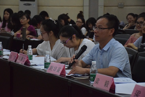 评委对选手进行点评.JPG