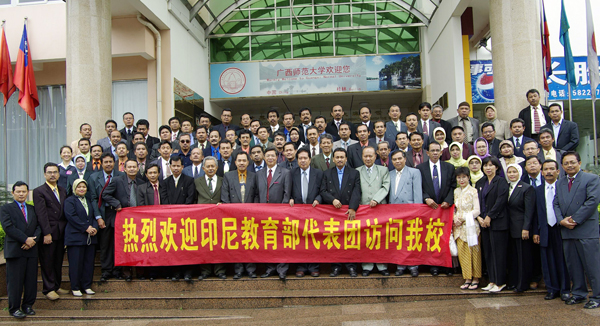 代表团全体成员与我校领导合影留念。