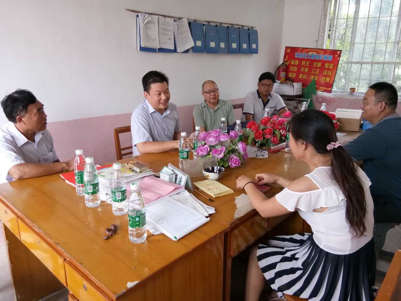 扶贫工作组与全州县永岁乡乐家湾小学教师座谈.jpg