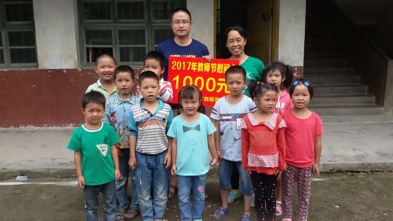 驻村第一书记廖思伦慰问驻点乡村教师.jpg