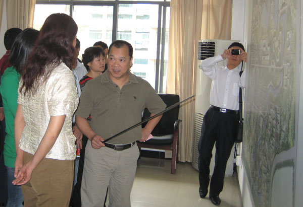 白晓军副校长向考察团讲解雁山校区规划图。