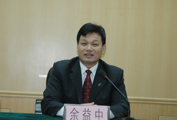 自治区教育厅厅长余益中在开班典礼上做重要讲话　(蒙丽 摄）