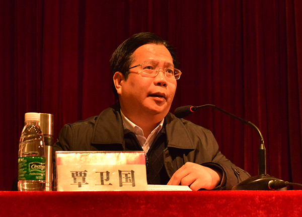 副校长覃卫国主持会议