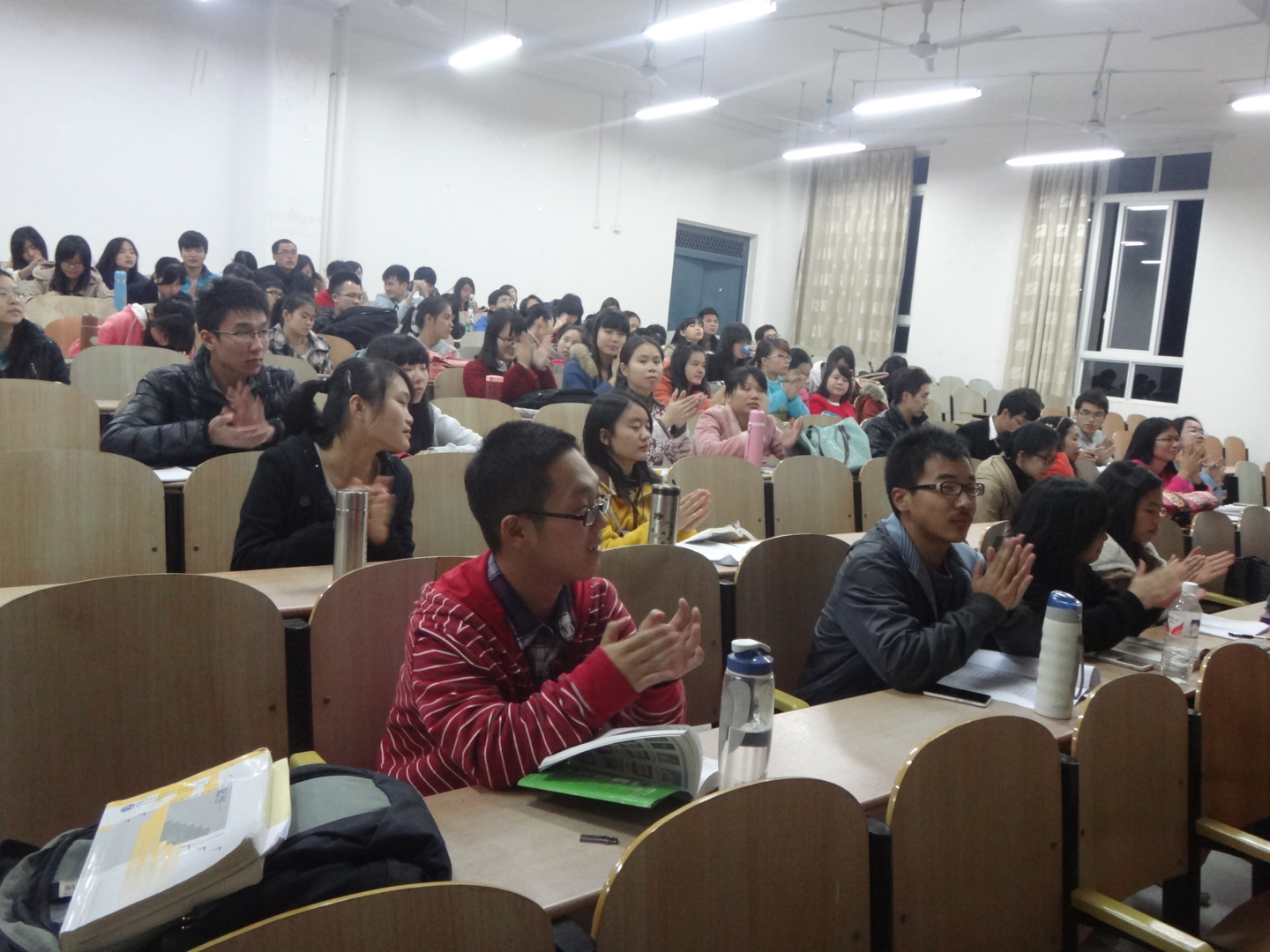 讨论会上，党员们积极参与