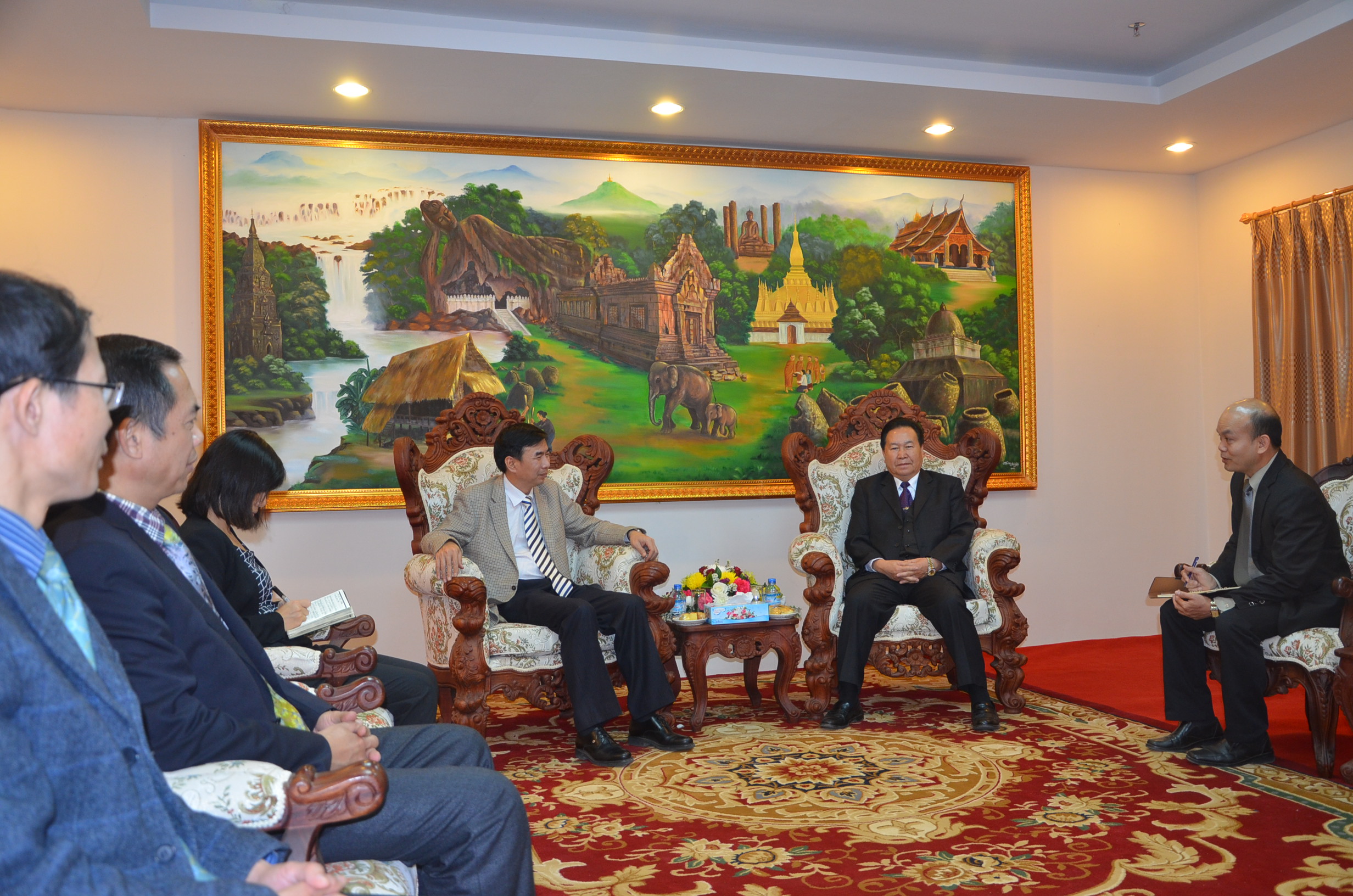 代表团拜访老挝人民革命党中央委员、老挝国家社会科学学院院长扎伦•叶宝河博士