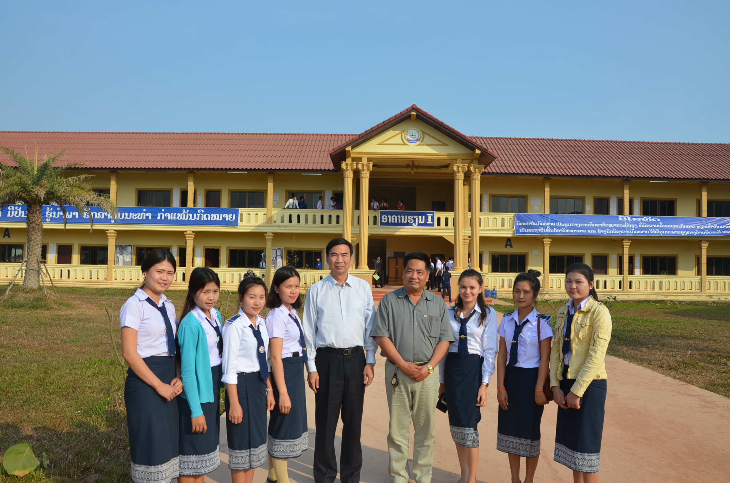 代表团访问老挝司法学院万象总校区，梁宏校长与该院院长宋迈博士及学生合影留念