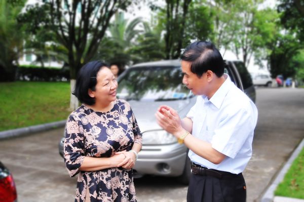 王枬书记（左）与黄健副局长就校园文化资源开发利用进行交流