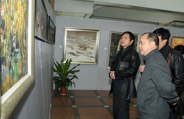 白晓军副校长、李传起副校长到场观看画展，点评画作