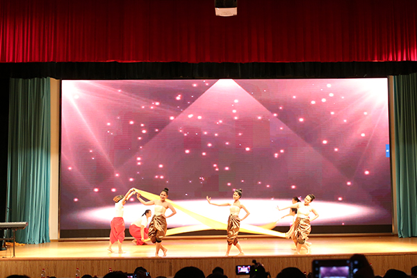 _0000_泰国籍学生表演节目.jpg