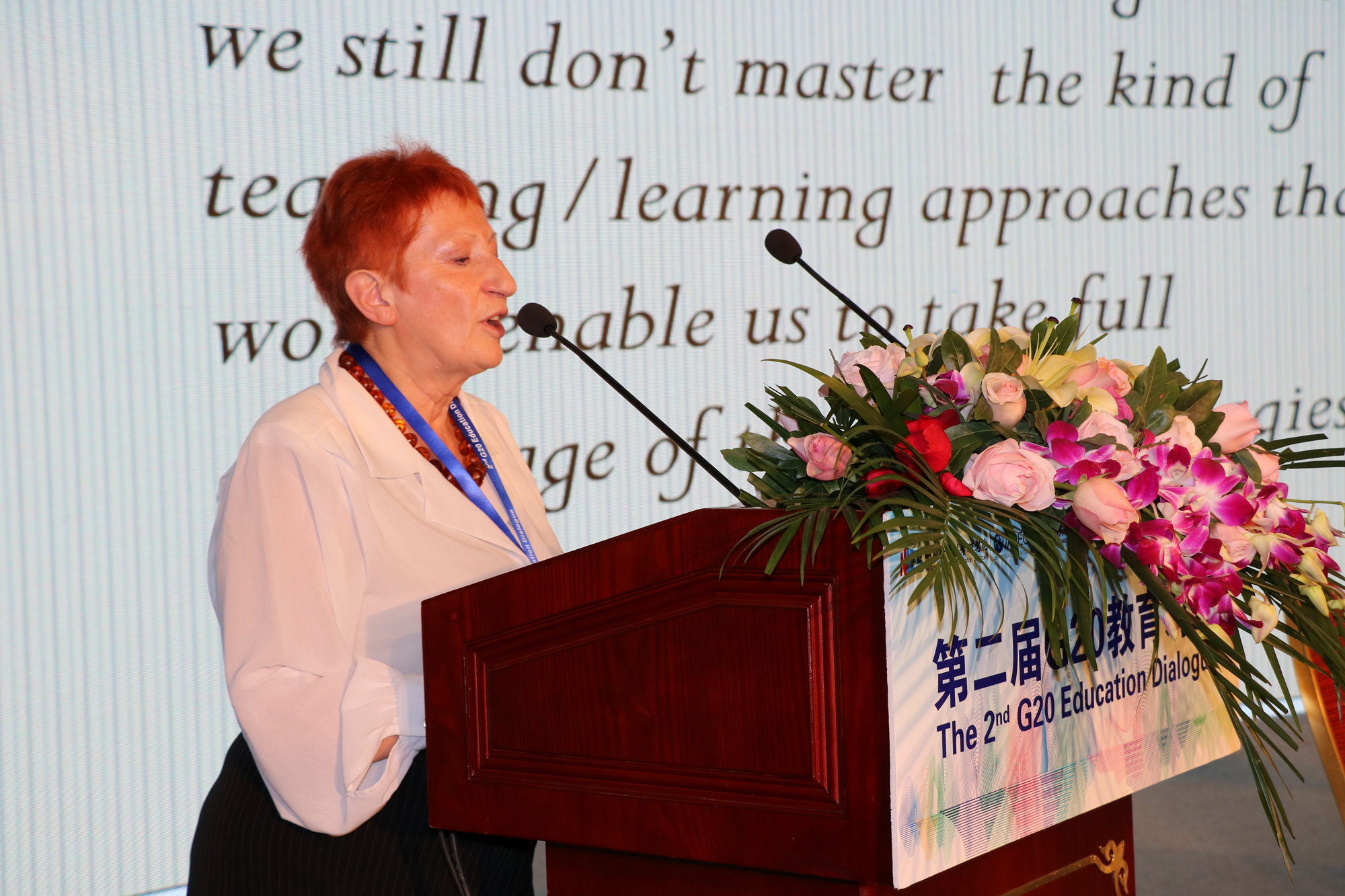 法国荣誉总督学 Gisèle Dessieux 教授以“教师：重要的利益相关者”为题进行了专题9.jpg