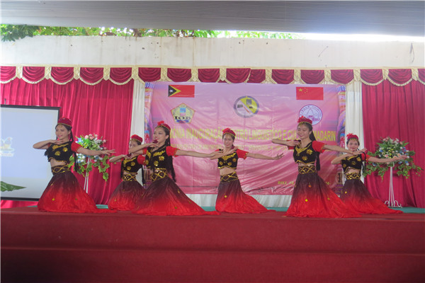 东帝汶汉语文化中心揭牌舞蹈表演《花儿为什么这样红》.jpg