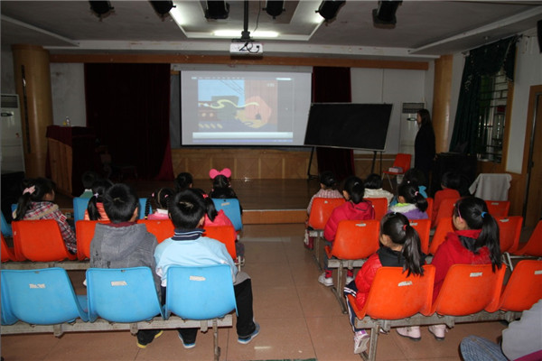 孩子们在进行音乐欣赏