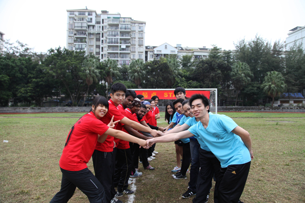 我校代表队（穿蓝衣）在定向越野比赛中