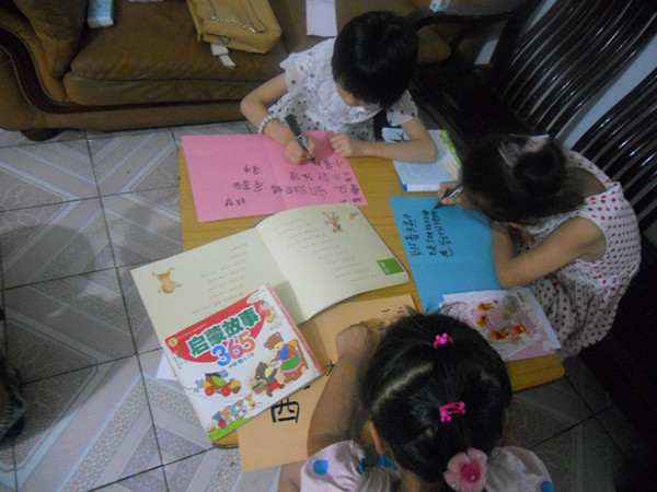 志愿者们深入社区，为流动儿童开展阅读陪伴