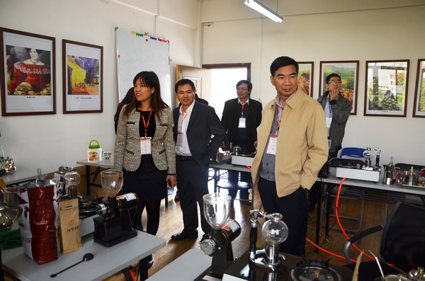 校长梁宏、副校长李传起参观酒店服务项目赛场(陈园园 摄)