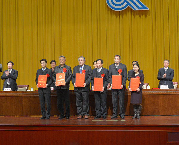 梁福沛教授（前排右三）在2014年广西科学技术奖励大会上领奖