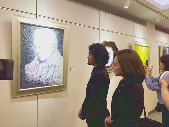 图6 外国嘉宾观看交流展.jpg