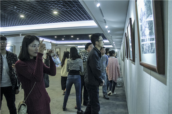 图7 社会各界观看作品展.jpg