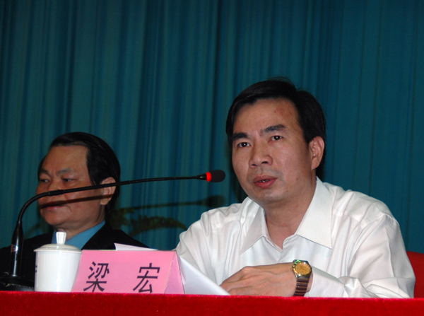 梁宏校长做大会报告。（蒙丽 摄）