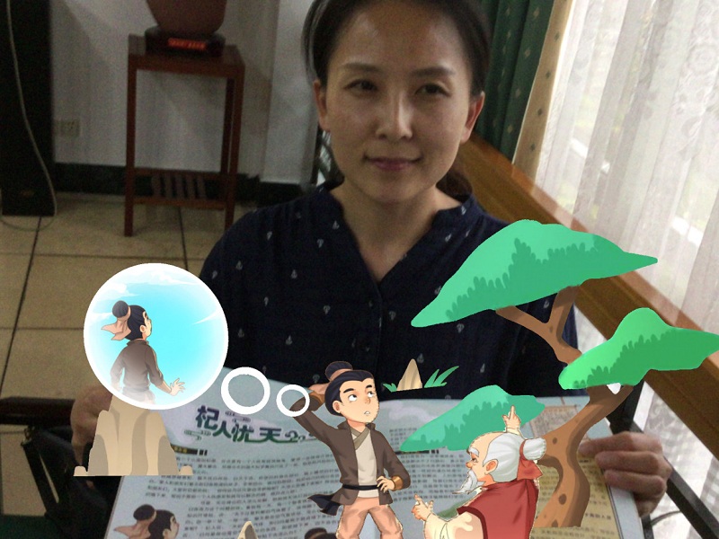 中国朝鲜族少年报社编辑体验AR刊物的神奇.jpg