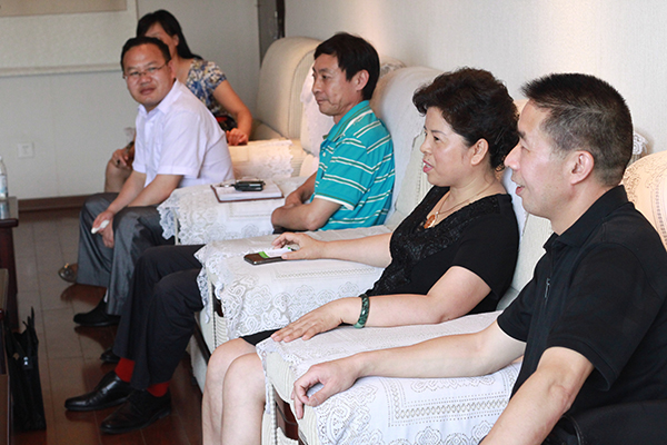 石春莲等领导与出版社领导班子进行座谈