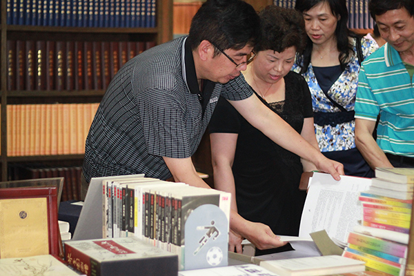 石春莲等领导同志参观出版社陈列室