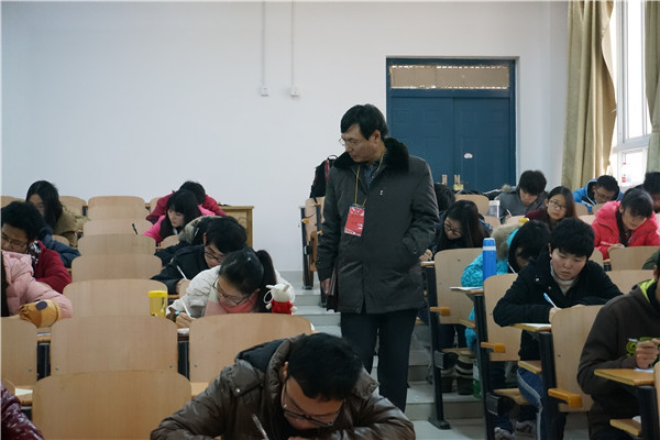 副校长李传起检查考试情况